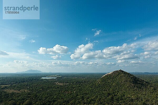 Himmel über kleinen  mit Bäumen bewachsenen Bergen. Sri Lanka