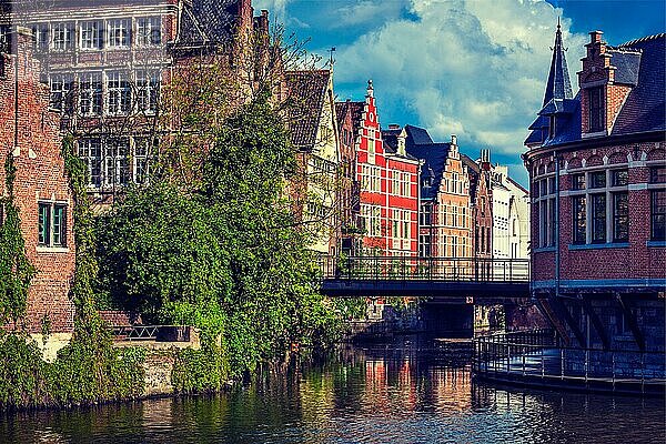 Reisen Belgien mittelalterliche europäische Stadt Stadt Hintergrund mit Kanal. Gent  Belgien. Retro Vintage Hipster-Stil Kreuz verarbeitet