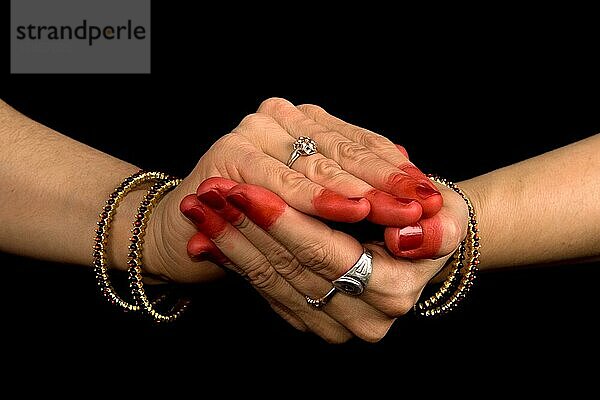 Frauenhände zeigen Samputa hasta des klassischen indischen Tanzes Bharata Natyam