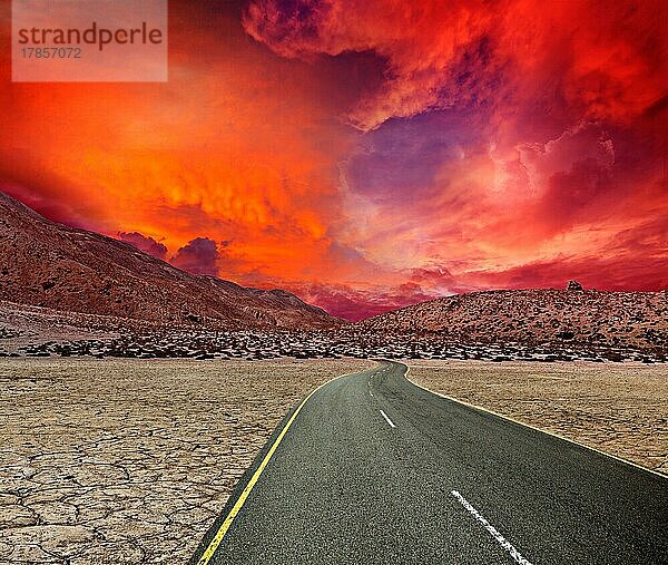 Straße in der Wüste bei Sonnenuntergang
