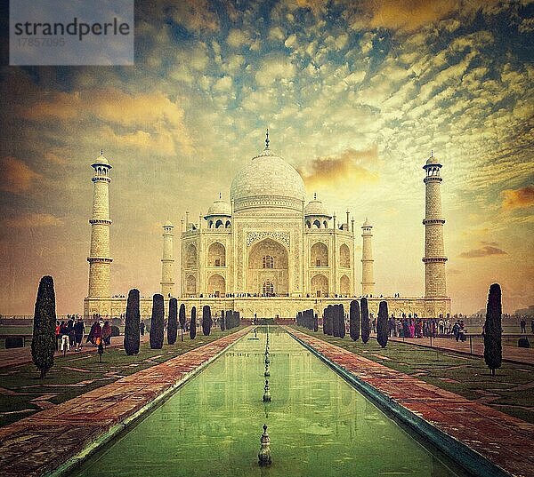Taj Mahal auf Sonnenaufgang Sonnenuntergang  indisches Symbol  Indien Reise Hintergrund. Agra  Uttar Pradesh  Indien. Retro Vintage Hipster-Stil Kreuz verarbeitet