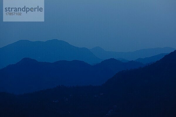 Berge (Himalaya) nach Sonnenuntergang. Mit Kopierraum. Shimla  Himachal Pradesh  Indien  Asien