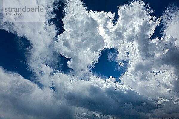 Aufziehende Wolken am Himmel