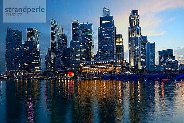 Skyline von Singapur und Marina Bay am Abend