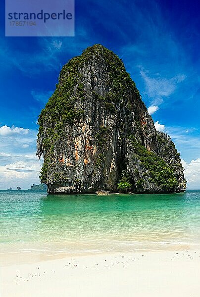 Fantastischer idyllischer Tropenstrand mit malerischen Kalksteinfelsen. Thailand