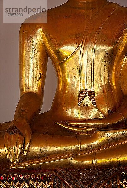 Sitzende Buddha-Statue  Nahaufnahme  Details. Wat Pho-Tempel  Bangkok  Thailand  Asien
