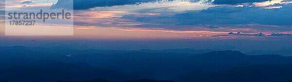 Panorama des Sonnenuntergangs in den Bergen. Munnar  Kerala  Indien  Asien