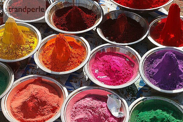 Gefärbtes buntes Pulver kumkum auf indischem Basar für holi Festival Feier