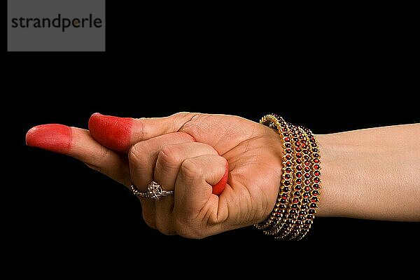 Frauenhand zeigt Suuchi hasta (was Nadel bedeutet) des klassischen indischen Tanzes Bharata Natyam