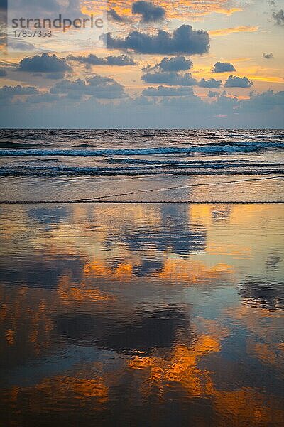 Sonnenuntergang am Strand von Baga. Goa  Indien  Asien