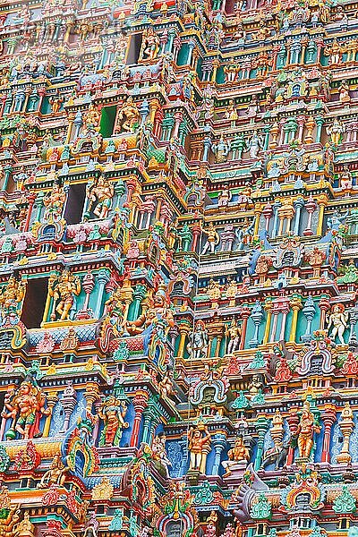 Skulpturen auf der Gopura (Turm) eines Hindu-Tempels. Menakshi-Tempel  Madurai  Tamil Nadu  Indien  Asien
