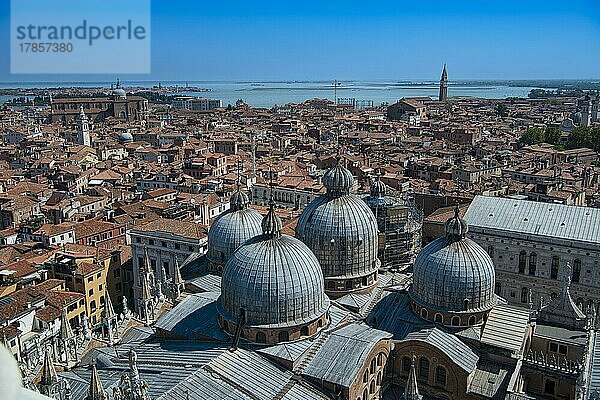 Blick vom Campanile  Glockentrum von San Marco in Richtung Stadtteil Castello  Markusdom  Venedig  Venetien  Italien  Europa