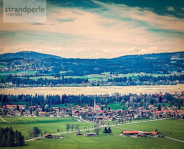 Vintage Retro-Hipster-Stil Reise Bild der deutschen Landschaft und Dorf. Bayern  Deutschland  Europa