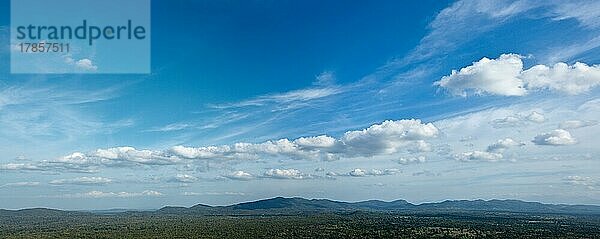 Panorama des Himmels über kleinen  mit Bäumen bewachsenen Bergen. Sri Lanka