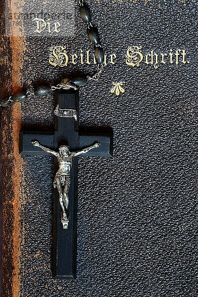 Kruzifix auf Bibel  Heilige Schrift