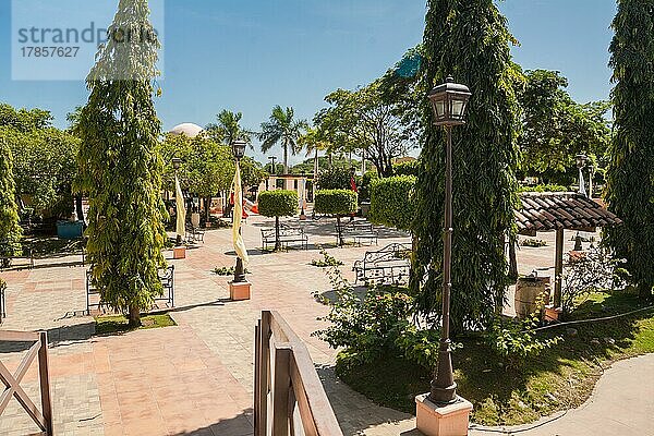 Blick auf einen schönen Stadtpark  umgeben von grünen Bäumen an einem sonnigen Tag  Blick auf einen kleinen ruhigen Stadtpark mit kleinen grünen Bäumen. Zentraler Park von Nagarote  Nicaragua  Mittelamerika