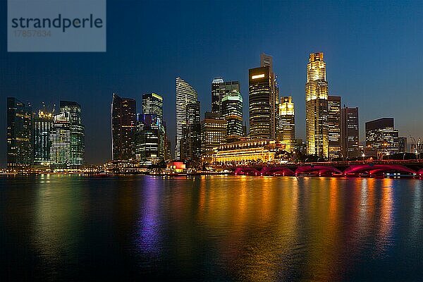 Skyline von Singapur und Marina Bay am Abend