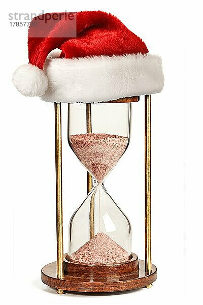 Weihnachten kommt Konzept  Sanduhr mit Weihnachtsmann-Mütze vor weißem Hintergrund