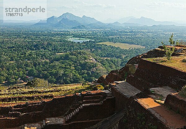 Aussicht und Ruinen auf dem Sigiriya-Felsen. Sri Lanka