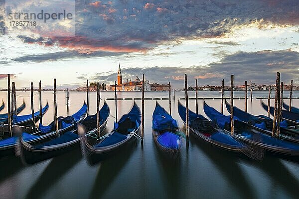 Gondeln vor der Piazzetta an der Lagune am Markusplatz bei Sonnenaufgang  hinten Insel San Giorgio  Venedig  Italien  Europa