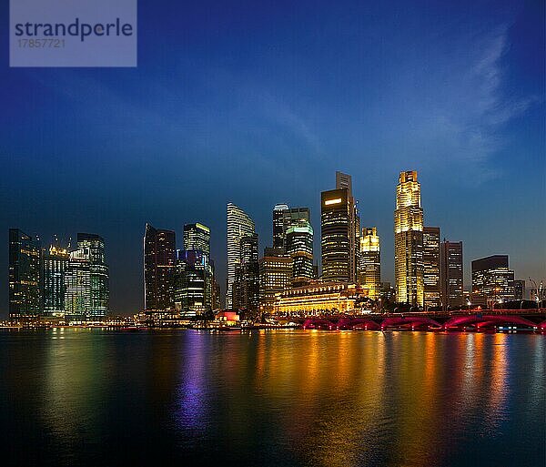 Skyline von Singapur und Marina Bay am Abend