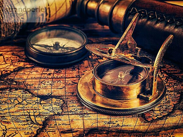 Reisen Geographie Navigation Konzept Hintergrund  Vintage Retro-Effekt gefiltert Hipster-Stil Bild der alten Vintage Retro-Kompass mit Sonnenuhr und Fernrohr auf alten Weltkarte. Kopierraum