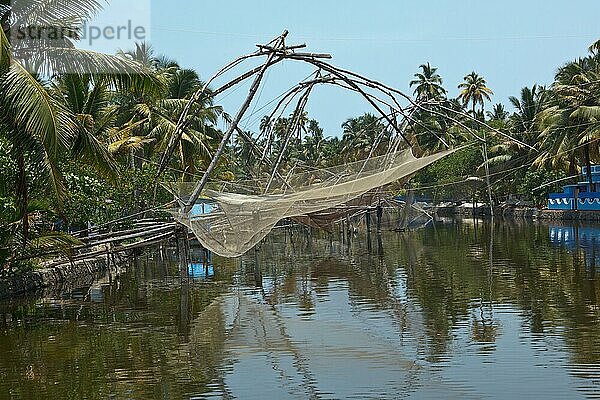 Traditionelle chinesische Fischernetze in den Backwaters von Kerala. Kerala  Indien  Asien