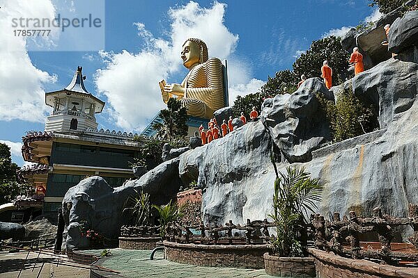 Buddhistische Mönchsstatuen auf dem Weg zum Gold-Buddha-Tempel  Dambulla  Sri Lanka  Asien