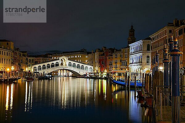 Canale Grande  Rialto Brücke bei Nacht  Venedig  Veneto  Italien  Europa