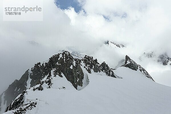 Hochgebirge mit Gletscher  Berge im Winter  Luftaufnahme  Stubaier Alpen  Tirol  Österreich  Europa