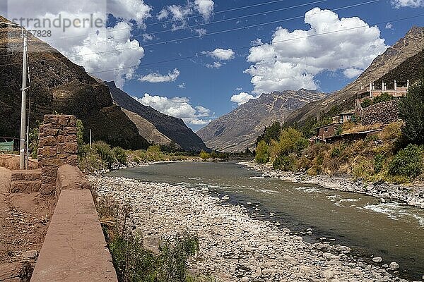 Rio Urubamba  auch Rio Vilcanote  Fluss bei Pisac  Andenhochland  Peru  Südamerika