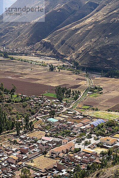 Aussicht auf das Tal des Rio Urubamba  auch Rio Vilcanote  Mirador Taray  Pisac  Andenhochland  Peru  Südamerika