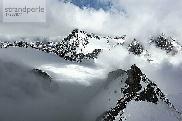 Hochgebirge mit Gletscher  Berge im Winter  Luftaufnahme  Stubaier Alpen  Tirol  Österreich  Europa