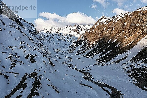 Bergtal mit Fluss  Morgenstimmung  Berge im Winter  Luftaufnahme  Stubai  Tirol  Österreich  Europa