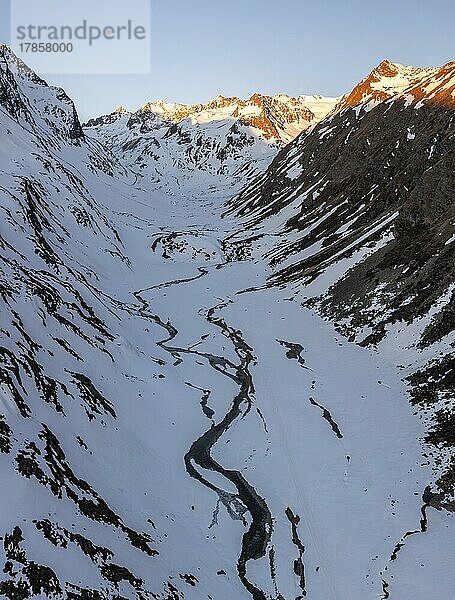 Bergtal mit Fluss  Morgenstimmung  Berge im Winter  Luftaufnahme  Stubai  Tirol  Österreich  Europa