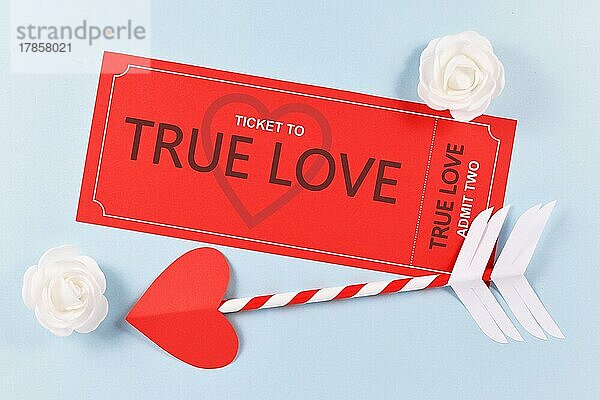 Red True Love Ticket und Amor Pfeil auf blauem Hintergrund für Valentinstag