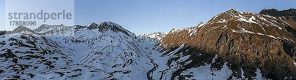 Alpenpanorama  Bergtal mit Fluss  Morgenstimmung  Berge im Winter  Luftaufnahme  Stubai  Tirol  Österreich  Europa