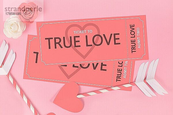 Valentinstag Konzept mit True Love Ticket und Amor Pfeile auf rosa Hintergrund