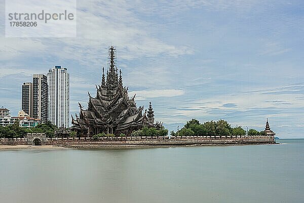 Langzeitbelichtung  The Sanctuary of Truth  Heiligtum der Wahrheit  Pattaya  Thailand  Asien