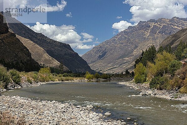 Rio Urubamba  auch Rio Vilcanote  Fluss bei Pisac  Andenhochland  Peru  Südamerika