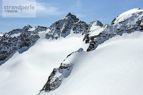 Schrandele und Wildgradspitze  Hochgebirge mit Gletscher Lisener Ferner  Berge im Winter  Luftaufnahme  Stubaier Alpen  Tirol  Österreich  Europa