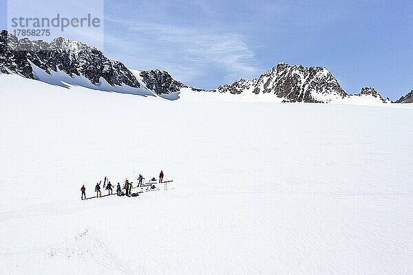 Luftaufnahme Gruppe Hochtourengeher im Hochgebirge mit Gletscher Lisener Ferner  Hinten Brunnenkogel und Lüsener Spitze  Berge im Winter  Stubaier Alpen  Tirol  Österreich  Europa