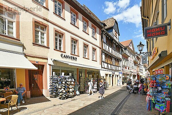 Historische Altstadt mit kleinen Geschäften  Straßencafés und Menschen an einem sonnigen Tag  Neustadt an der Weinstraße  Deutschland  Europa