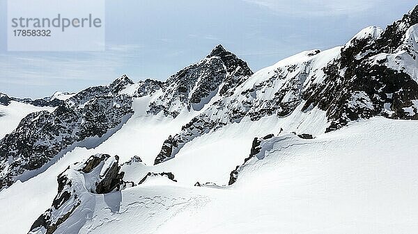 Schrandele und Wildgradspitze  Hochgebirge mit Gletscher Lisener Ferner  Berge im Winter  Luftaufnahme  Stubaier Alpen  Tirol  Österreich  Europa