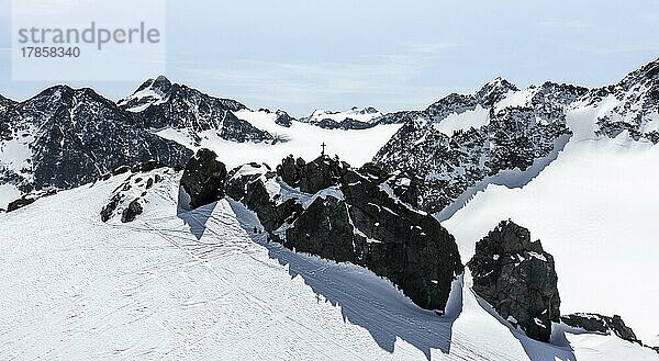 Vorderer Wilder Turm  Hochgebirge mit Gletscher Lisener Ferner  Berge im Winter  Luftaufnahme  Stubaier Alpen  Tirol  Österreich  Europa