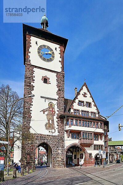 Turm mit Schwabentor  ein erhaltenes Stadttor der mittelalterlichen Stadtmauer  Freiburg  Deutschland  Europa