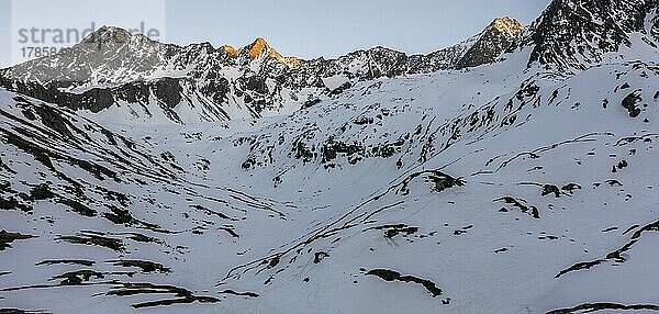 Alpenpanorama  Morgenstimmung  Berge im Winter  Luftaufnahme  Stubai  Tirol  Österreich  Europa