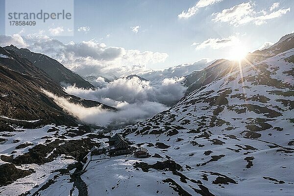 Franz-Senn-Hütte (2147m)  Morgenstimmung  Berge im Winter  Luftaufnahme  Stubai  Tirol  Österreich  Europa