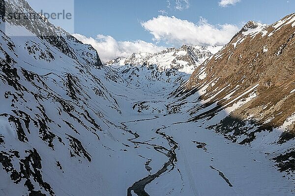 Bergtal mit Fluss  Morgenstimmung  Berge im Winter  Luftaufnahme  Stubai  Tirol  Österreich  Europa