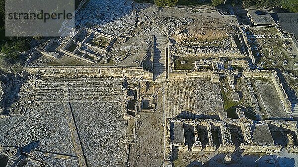 Drohnenaufnahme  Nachmittagslicht  Freitreppen  Mauern  Gebäuderuinen  Palast von Festos  Messara-Ebene  Zentralkreta  Insel Kreta  Griechenland  Europa